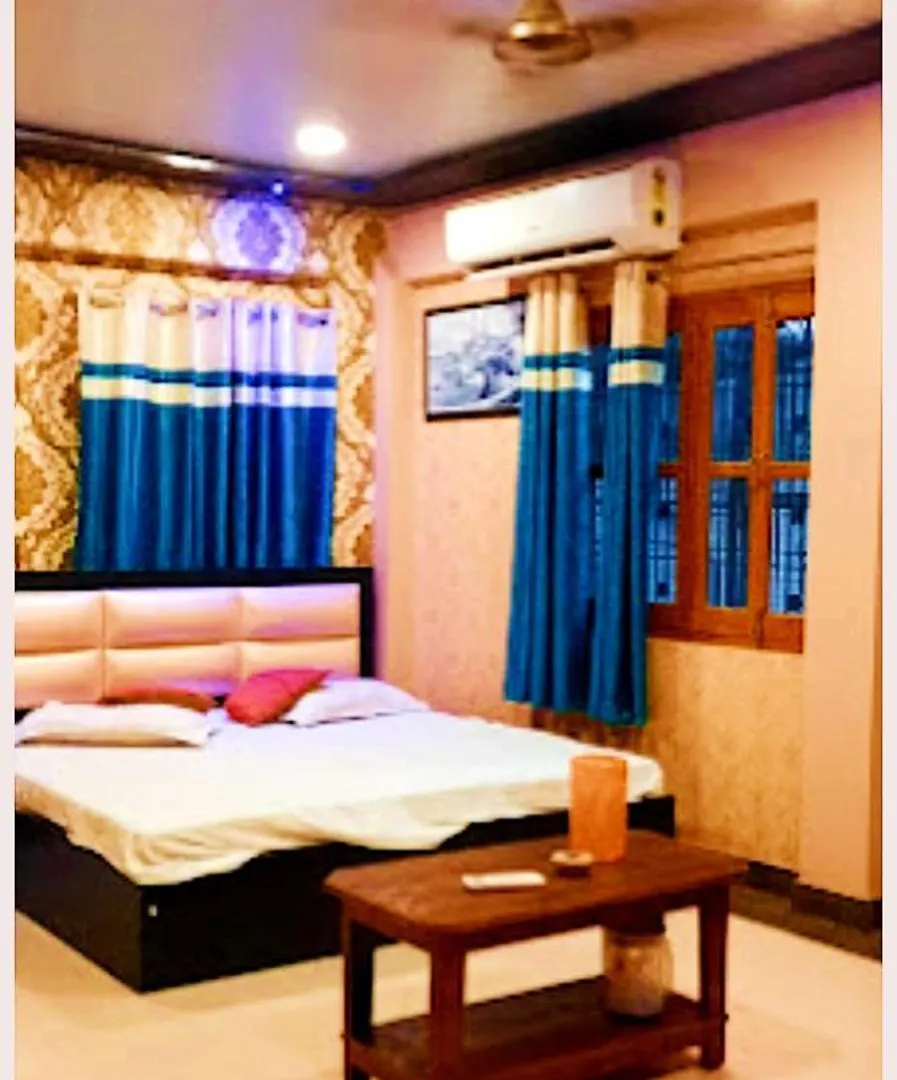 Varanasi Hotel H R Guest House Near Kasi Visawanath Temple & Ganga Ghat - #Free Wi-Fi #Room Service #Parking #Fully Air Conditioning #Premium Room In 바라나시