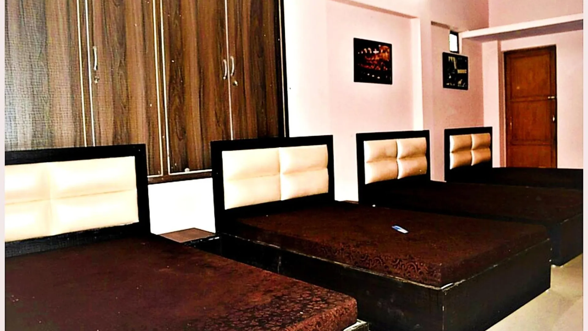 Varanasi Hotel H R Guest House Near Kasi Visawanath Temple & Ganga Ghat - #Free Wi-Fi #Room Service #Parking #Fully Air Conditioning #Premium Room In 바라나시