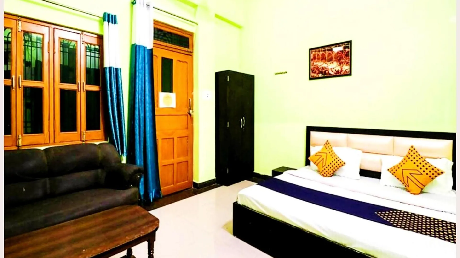 Varanasi Hotel H R Guest House Near Kasi Visawanath Temple & Ganga Ghat - #Free Wi-Fi #Room Service #Parking #Fully Air Conditioning #Premium Room In 바라나시