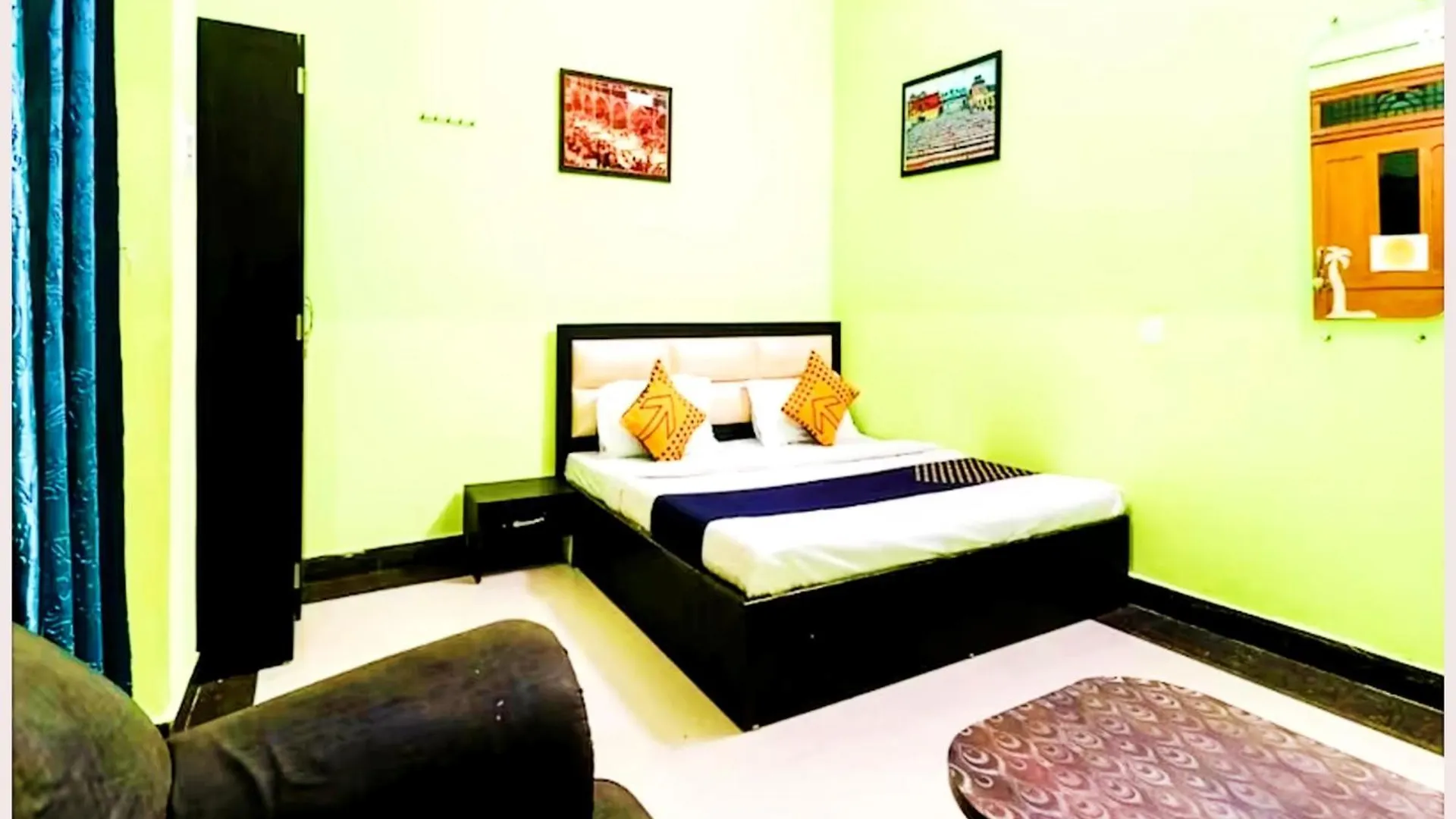 Varanasi Hotel H R Guest House Near Kasi Visawanath Temple & Ganga Ghat - #Free Wi-Fi #Room Service #Parking #Fully Air Conditioning #Premium Room In 바라나시