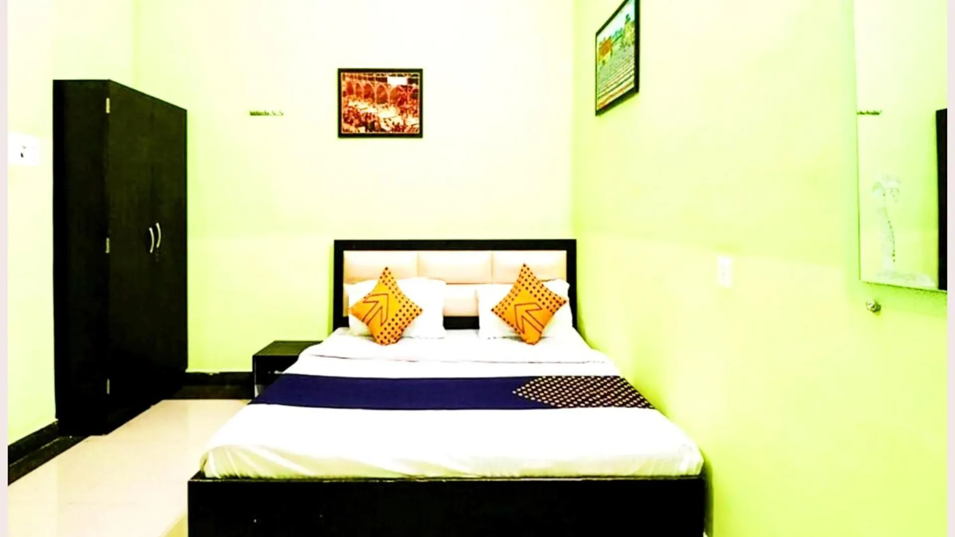 Varanasi Hotel H R Guest House Near Kasi Visawanath Temple & Ganga Ghat - #Free Wi-Fi #Room Service #Parking #Fully Air Conditioning #Premium Room In 바라나시