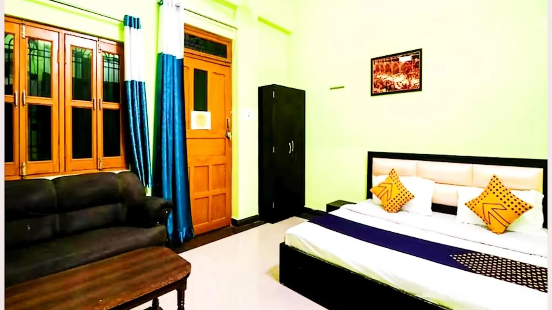 Varanasi Hotel H R Guest House Near Kasi Visawanath Temple & Ganga Ghat - #Free Wi-Fi #Room Service #Parking #Fully Air Conditioning #Premium Room In Varanasi India