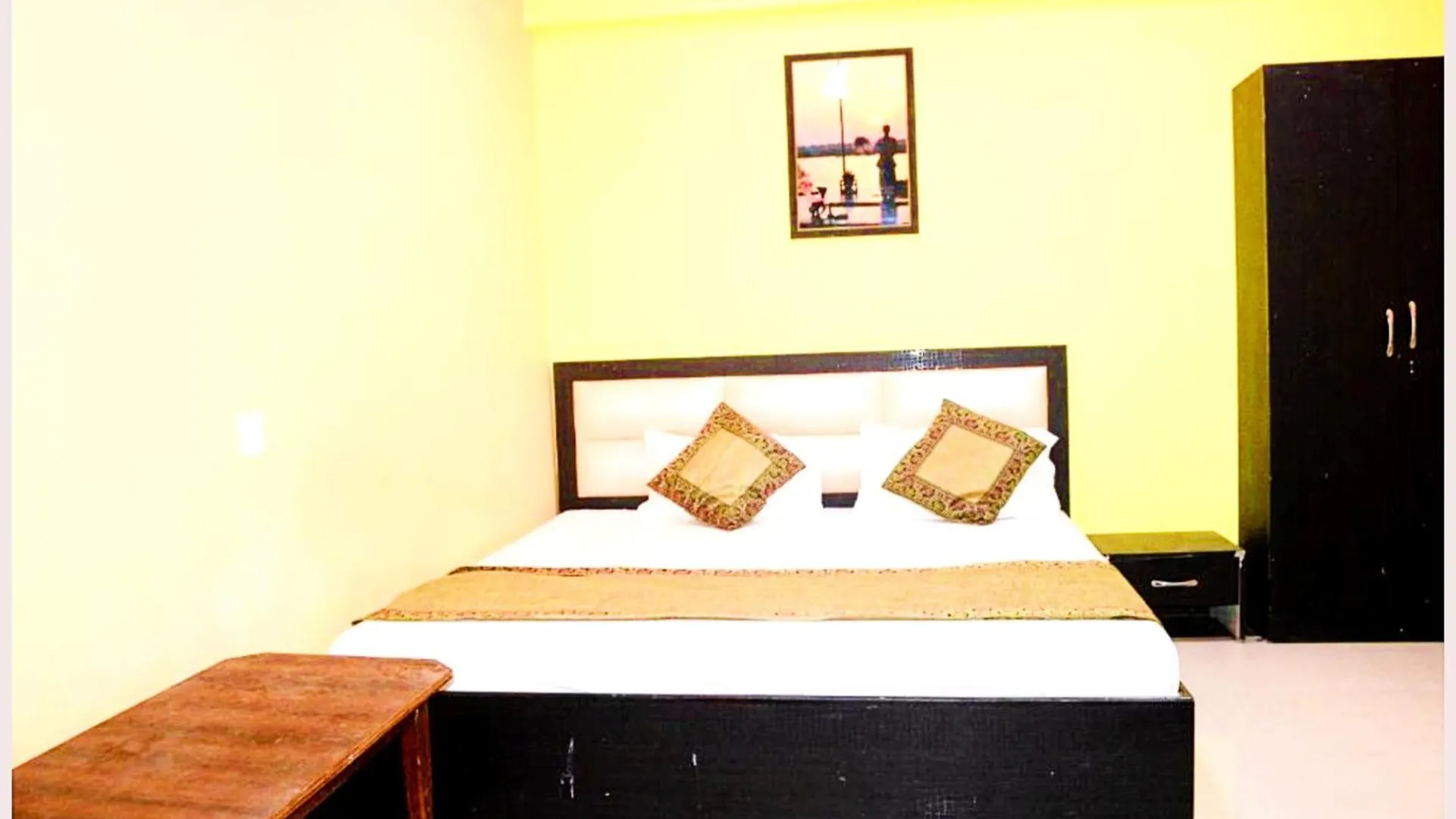 Varanasi Hotel H R Guest House Near Kasi Visawanath Temple & Ganga Ghat - #Free Wi-Fi #Room Service #Parking #Fully Air Conditioning #Premium Room In Varanasi
